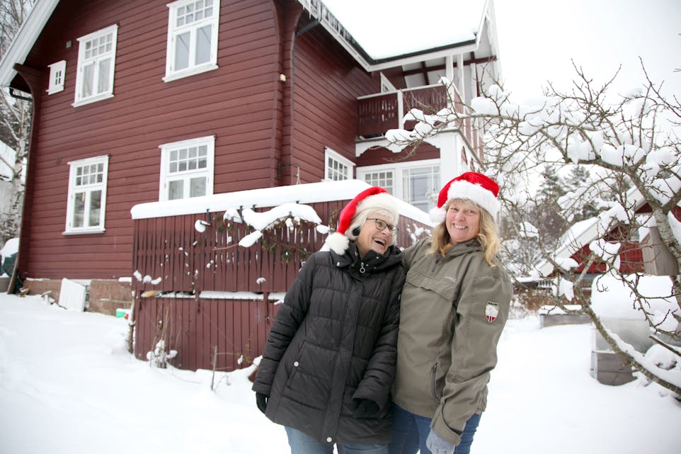 SPESIELL BETALING: Kari Bratlie Hatlen (t v) og Astrid Johansen foran huset som Astrids bestefar kjøpte for 5000 kroner i kjøttvarer.