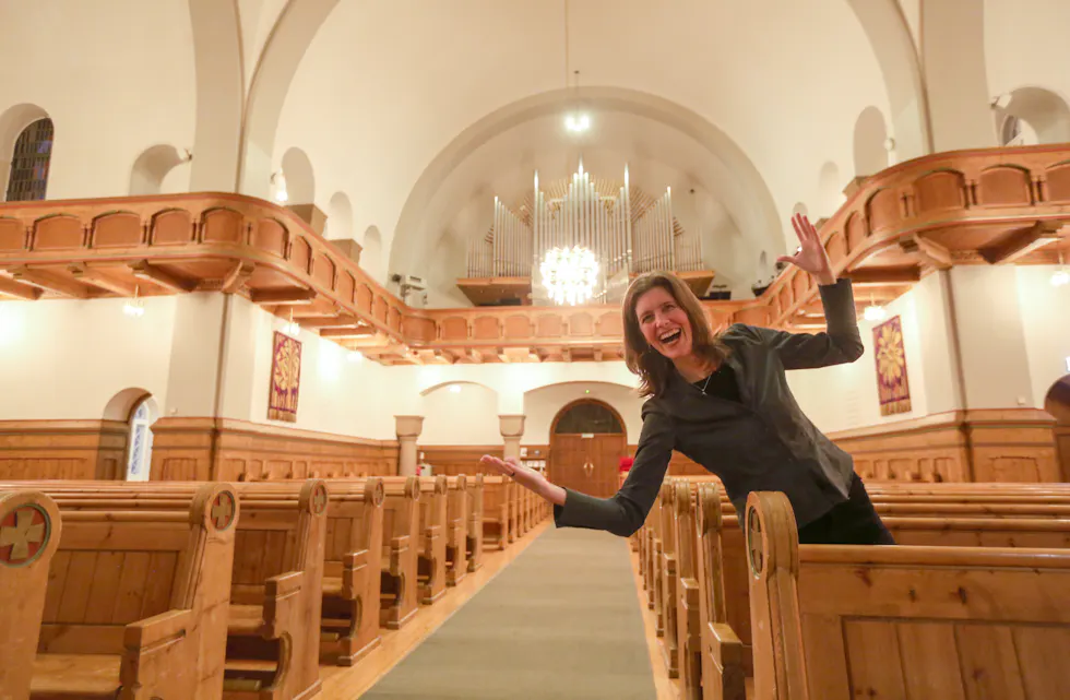 GLAD SOKNEPREST: Tone Marie Falch fyller 50 super-energiske år og er klar for bursdagsklemmer gjennom dagen.