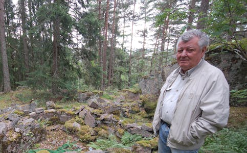 Trond Larsen på oversiden av den gamle steinborgen i skogen på Ravnkollen.
