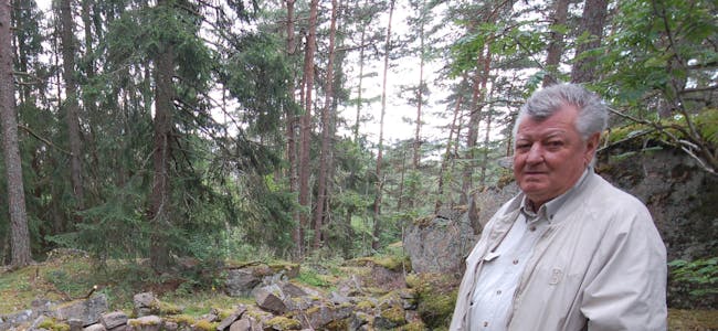 Trond Larsen på oversiden av den gamle steinborgen i skogen på Ravnkollen.