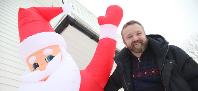 SOLID NISSE: Etter å ha sett den store oppblåsbare julenissen BU-leder i Bydel Grorud, Anders Røberg-Larsen, har fått på plass utenfor huset, mistenkes det at han er godt over gjennomsnittet glad i jula.