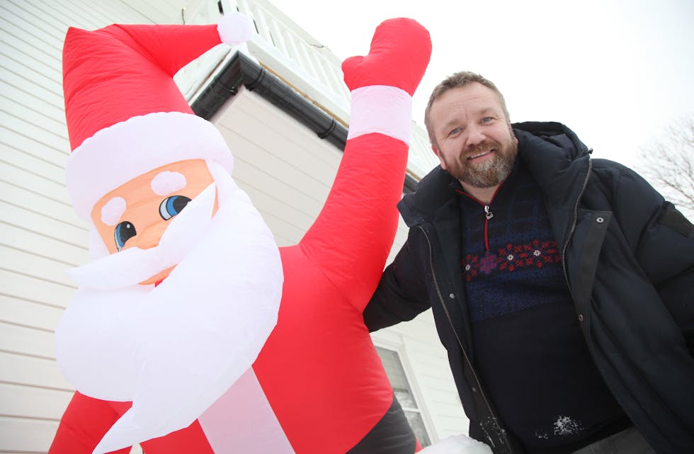 SOLID NISSE: Etter å ha sett den store oppblåsbare julenissen BU-leder i Bydel Grorud, Anders Røberg-Larsen, har fått på plass utenfor huset, mistenkes det at han er godt over gjennomsnittet glad i jula.