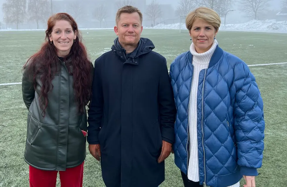 Styreleder Viggo Stølan Anthonsen i Hasle-Løren er glad for at klubben kan søke om støtte til tiltak for å holde gummigranulatet på banen. Fotballpresident Lise Klaveness og daglig leder i Handelens Miljøfond, Cecilie Lind, gleder seg til å tilby hjelpepakker til norske klubber på nyåret. (Foto: NFF)