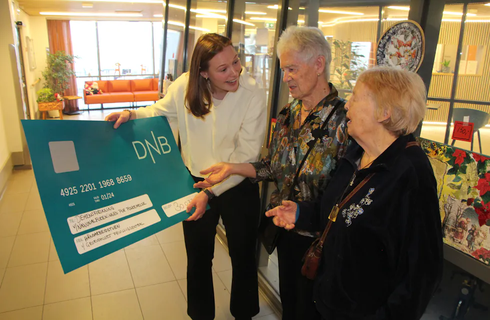 HYGGELIG PÅ GRORUDHUSET: Damene på Grorudhusets håndarbeidsstue har tjent 30.000 kroner gjennom julemesse og loddsalg, og pengene har de donert til forskning på demens. Her med Andrea Katrine Skalle (f.v), Eva Larsen og Jorunn Lerbak.