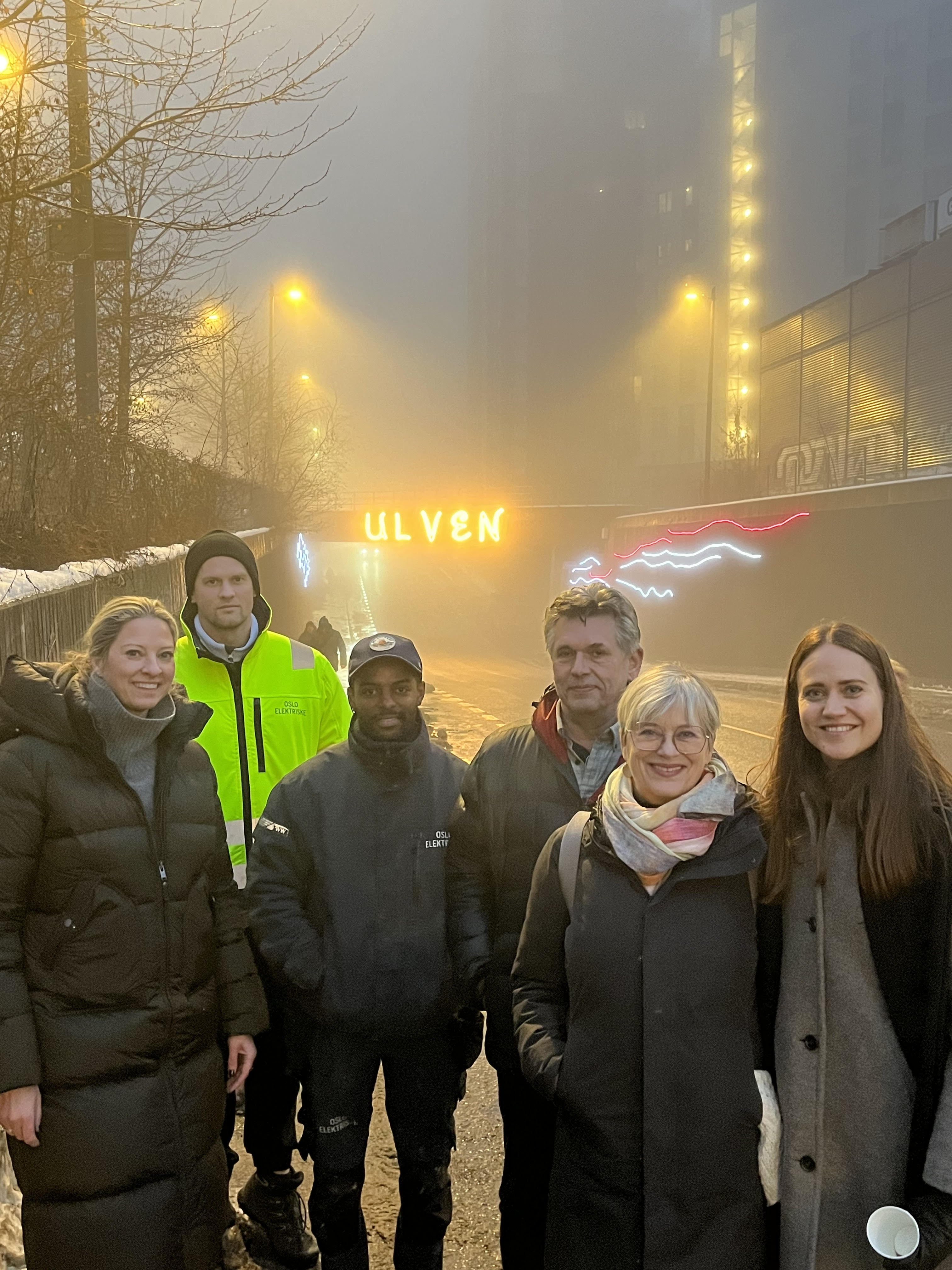 EN LYSENDE JULEGAVE: Fra venstre: Trine Haagensen (OBOS), Anders Fjæstad (Oslo elektriske), Samson Berhane (Oslo elektriske), Stian Lindquist (Zenisk), Kristin Bredal (Zenisk) og Linn Baade-Mathiesen (OBOS) presenterer en lysende julegave til beboere og forbipasserende ved Ulven.