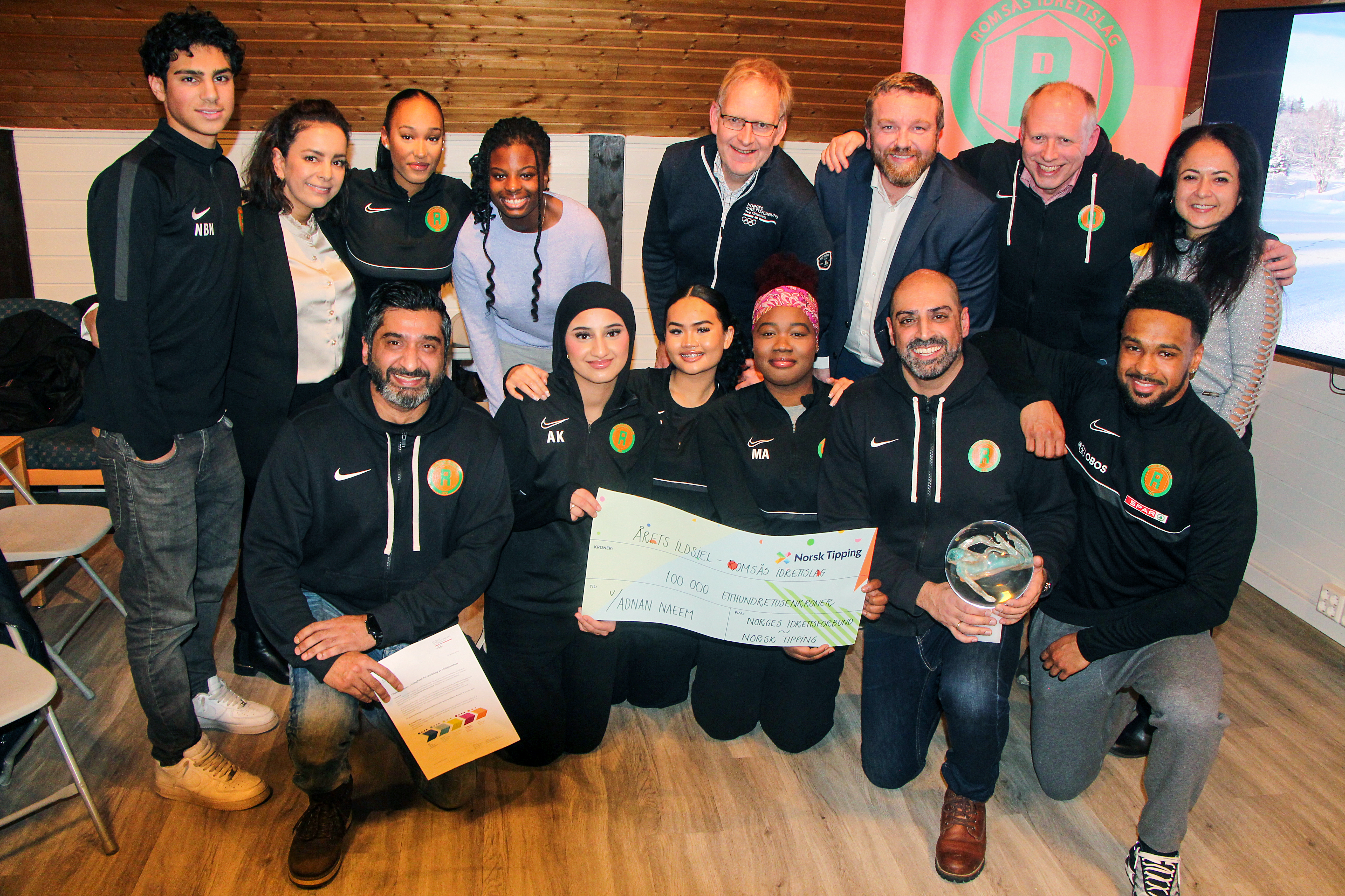 FEST PÅ ROMSÅS: Torsdag ettermiddag gjorde Romsås IL stas på Adnan Naeem som nylig stakk av med prisen Årets ildsjel. Det ble feiret med kaker, taler og etterlengtede midler til prosjektet med utbygging av et klubbhus på Romsås. 