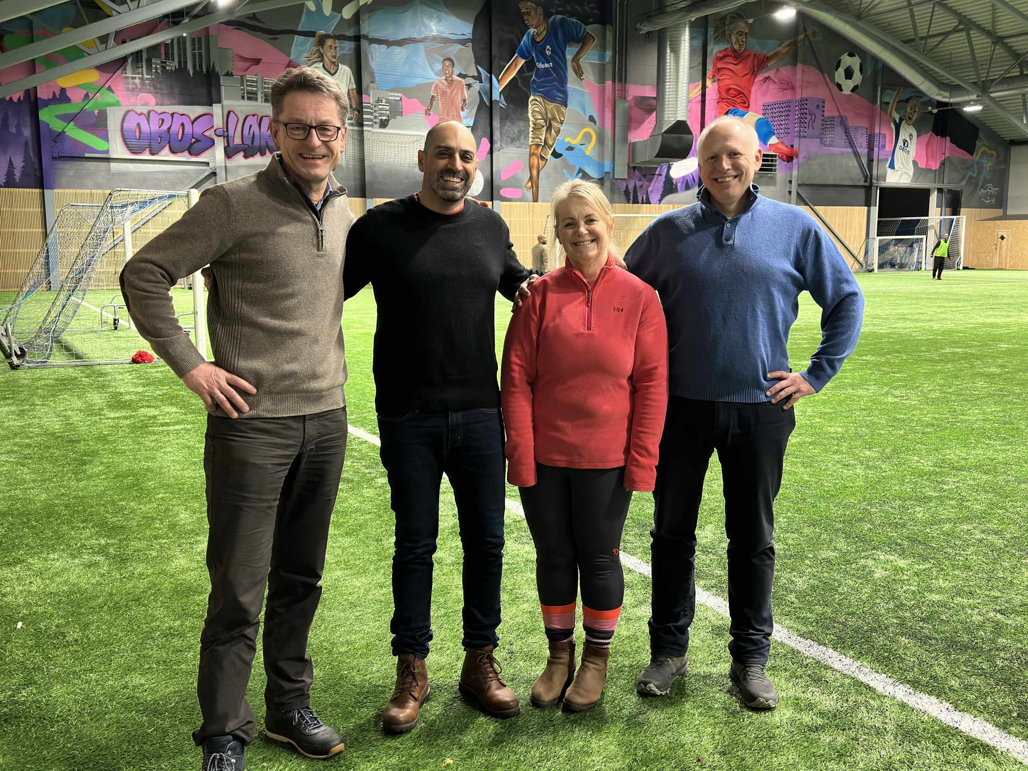 GAVE TIL HELE IDRETTSLAGET: SF Grei gir bort Greihallen en hel dag i gave til Adnan Naeem og medlemmene i Romsås IL. Her med Asgeir Moripen (f.v), Adnan Naeem, Tove Godø og Øystein R. Andersen (Foto: Andreas Heisholt).