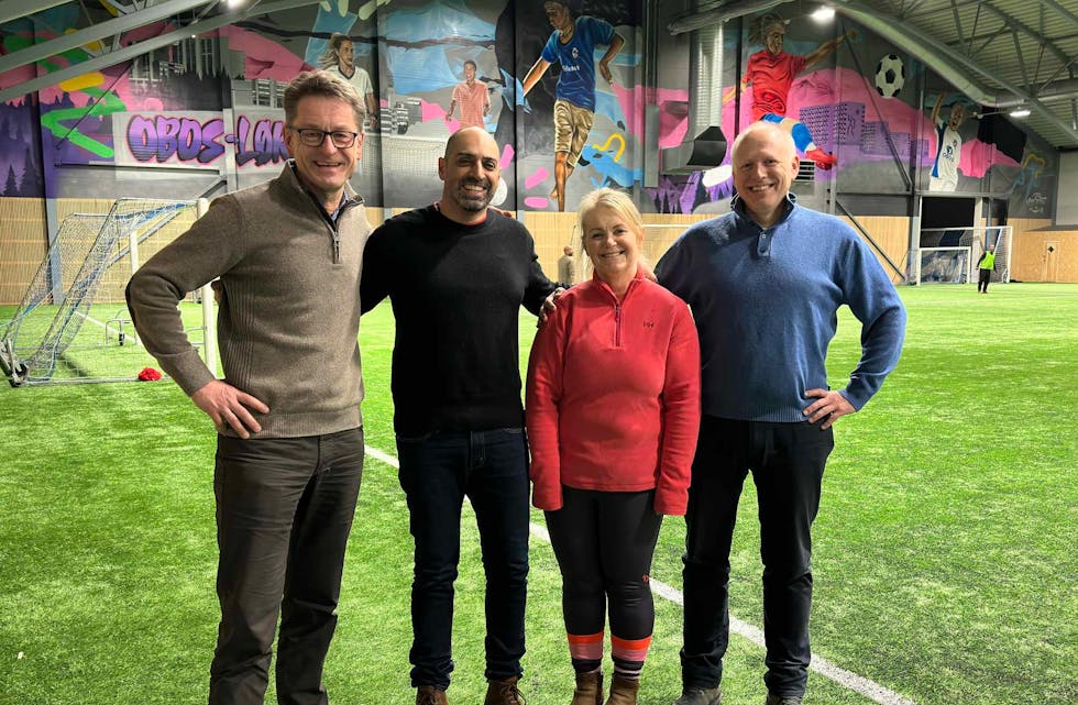 GAVE TIL HELE IDRETTSLAGET: SF Grei gir bort Greihallen en hel dag i gave til Adnan Naeem og medlemmene i Romsås IL. Her med Asgeir Moripen (f.v), Adnan Naeem, Tove Godø og Øystein R. Andersen (Foto: Andreas Heisholt).