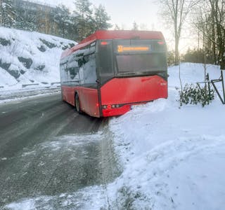 SAKSER: Bussene har flere ganger kjørt seg fast, som her på Tonsenhagen 5. januar.