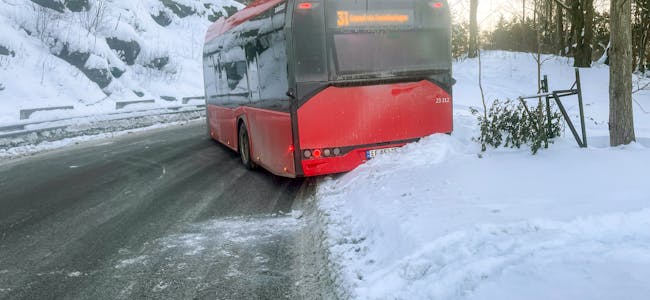 SAKSER: Bussene har flere ganger kjørt seg fast, som her på Tonsenhagen 5. januar.