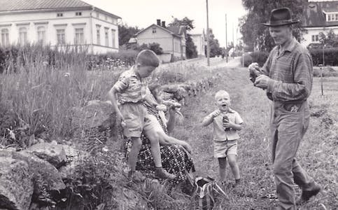 Fra høyre: Emil, min lillebror, Dagmar og meg under en pause i hesjinga i 1960.