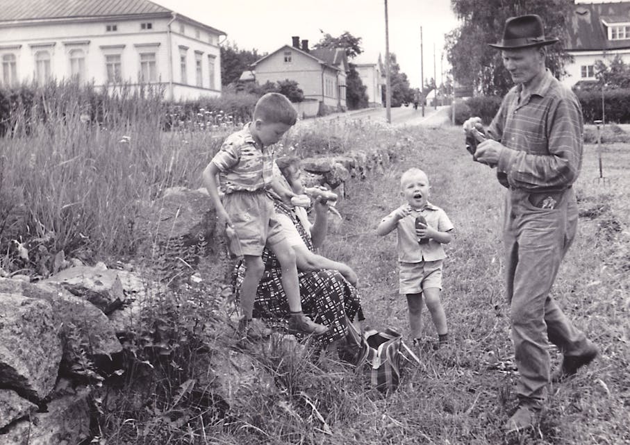 Fra høyre: Emil, min lillebror, Dagmar og meg under en pause i hesjinga i 1960.