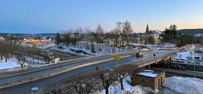 Brua over Trondheimsveien på Grorud er forbindelsesleddet mellom øvre og nedre Grorud.