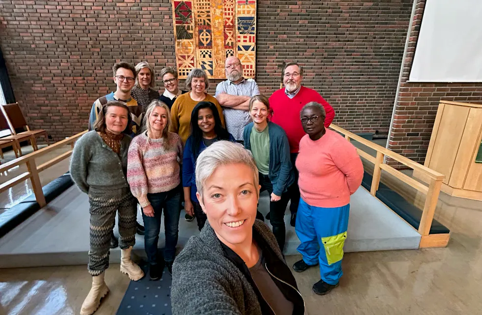 GRORUD MENIGHETSRÅD: Einar Løvø Østerhagen (fung. sokneprest, bak f.v.), Hanne Cathrine Rud (daglig leder), Beathe Engelsen, Karen Marie Engseth, Steinar Hansgård, Bjørn Erik Schjerverud.
Foran: Anne Marie Østhus, Tove Lindegård, Eteyane Goshu Amante, Sigrid Jørgensen Bakke, Victoria Rweikiza og Tone Borgen (foran). Eden Abraham, Reza Eghdami og Kristofer Olai Ravn Stavseng er også med i menighetsrådet, men ikke til stede da bildet ble tatt.