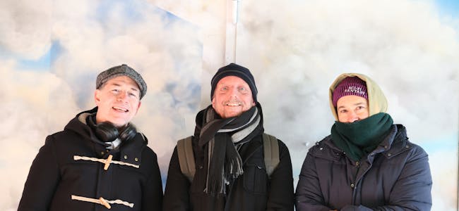 FORNØYDE KUNSTNERE: Dag E. Clausen (f.v.), Espen Sørli og Øivin Horvei har gjort Bydel Grorud til et langt mer fargerikt sted i løpet av 2023.