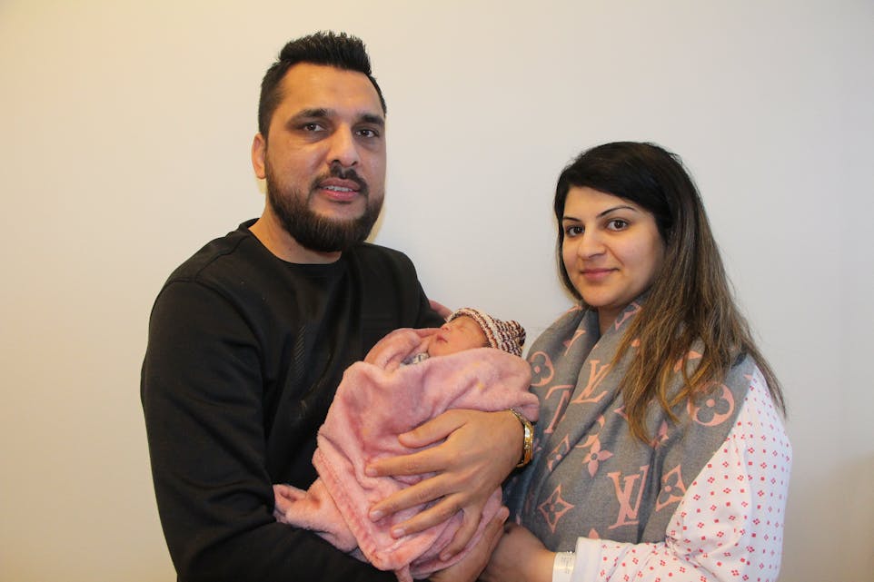 TITT-TEI: Malaika er årets nyttårsbarn i Groruddalen. Hun ble født klokka 05.50 den 1. januar i en udramatisk fødsel på Ahus. Her med Muhammed Waqas og Aisha Butt. 