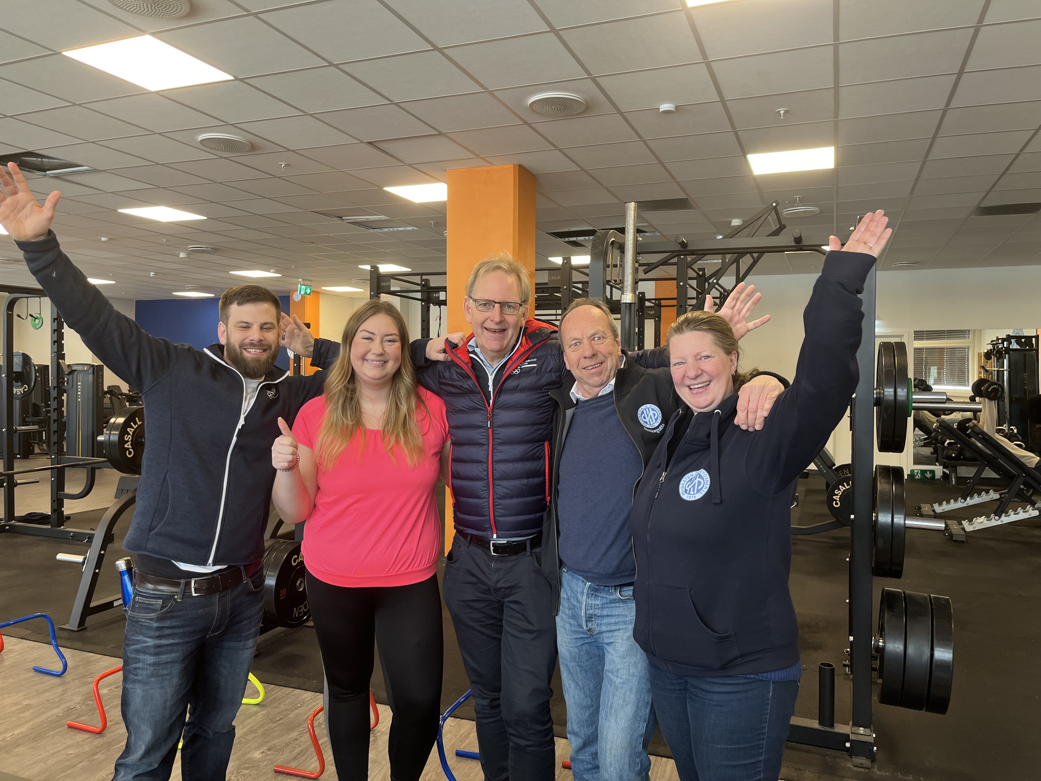 ET ÅR TIL MED AKTIVITET: Før jul sto «Aktiv på dagtid» i fare for å bli kraftig redusert, men i siste liten reddet Frp tilbudet i budsjettforhandlingene. Både Nichlas Berg, avdelingsleder fysisk aktivitet og helse i Oslo Idrettskrets (t.v), varaordfører Julianne Ofstad og Magne Brekke, generalsekretær i Oslo Idrettskrets, besøkte det populære tilbudet på mandag. Her sammen med daglig leder Kaja Marie Marstrander (t.h) og Jon Schmidt fra Høybråten og Stovner idrettslag. 