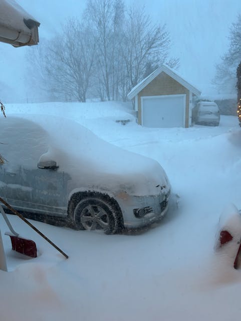 MYE PÅ EN GANG: Kvelden før var denne bilen helt ryddet for snø. Onsdag morgen måtte redaktøren pent ta beina til nytte for å komme seg på kontoret.