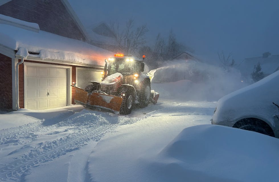 BRØYTEMANNSKAPET UTE: Det brøytes for harde livet gjennom onsdagen, men det tette snøværet gjorde det ikke enkelt for brøytemannskapene, som bare måtte gjøre det beste de kunne.