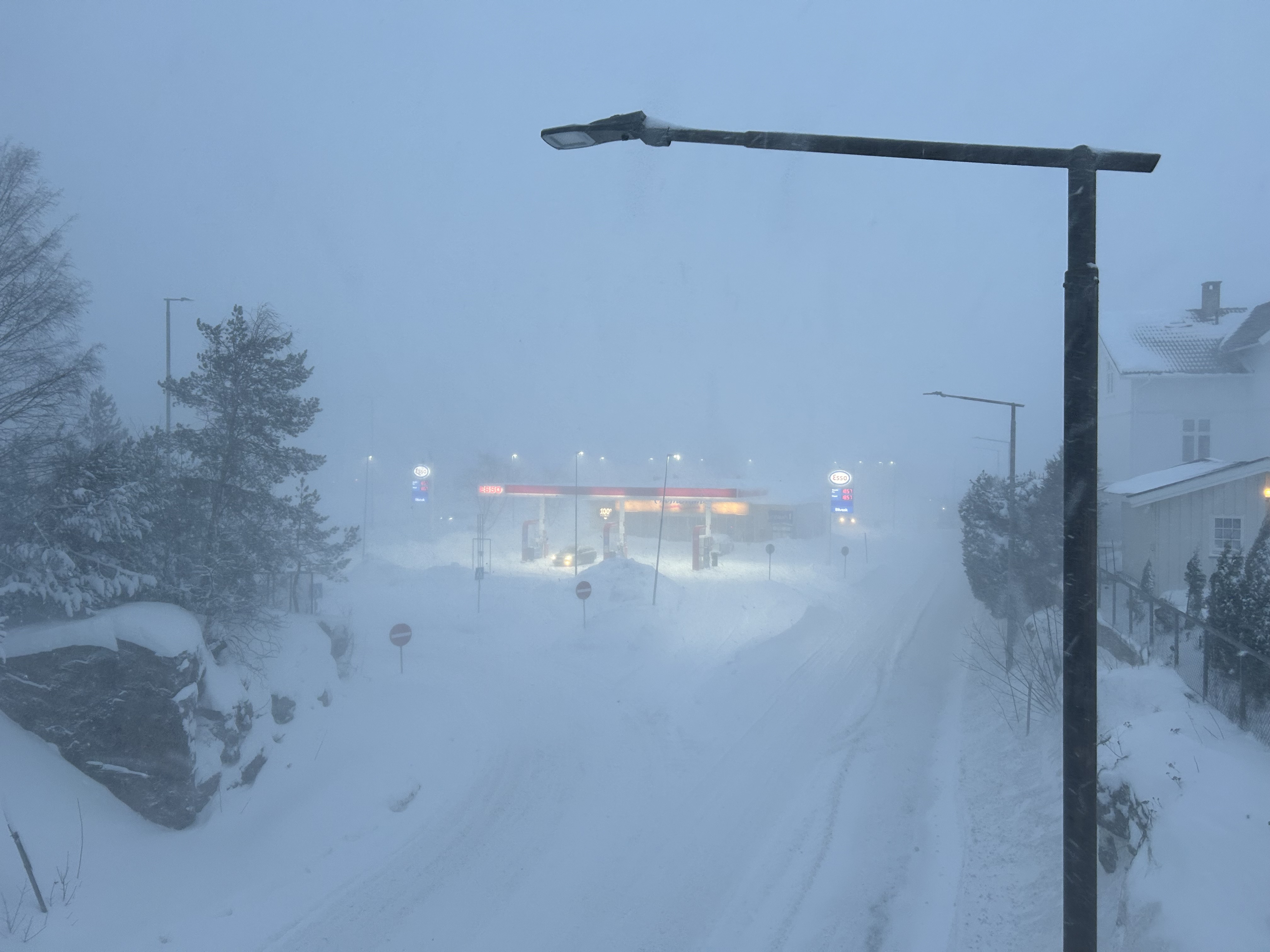 DÅRLIG SIKT: Det snødde kraftig onsdag. Snøføyken gir også dårligere sikt for bilister.