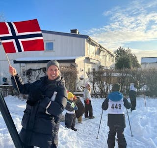 VINTERIDYLL: Sort smil på store og små. Kristine Eikenes holder opp flagget, og er en av dem som var med på å gjøre klar løypa. 