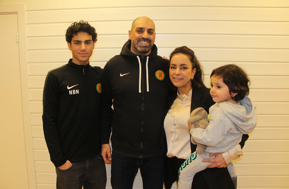 Adnan med familien. Her med sønnen Nourdin Bougato Naeem (f.v, 17), kona Samira B. Naeem og sønnen Liham Bougato Naeem (2).