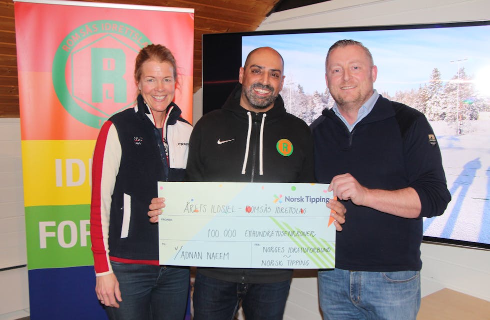 PRIS ETTER PRIS: Adnan Naeem er ikke ferdig-vunnet. Tirsdag venter nok en pris på Romsås-mannen. Dette er fra feiringen på Romsås tidligere i vinter.