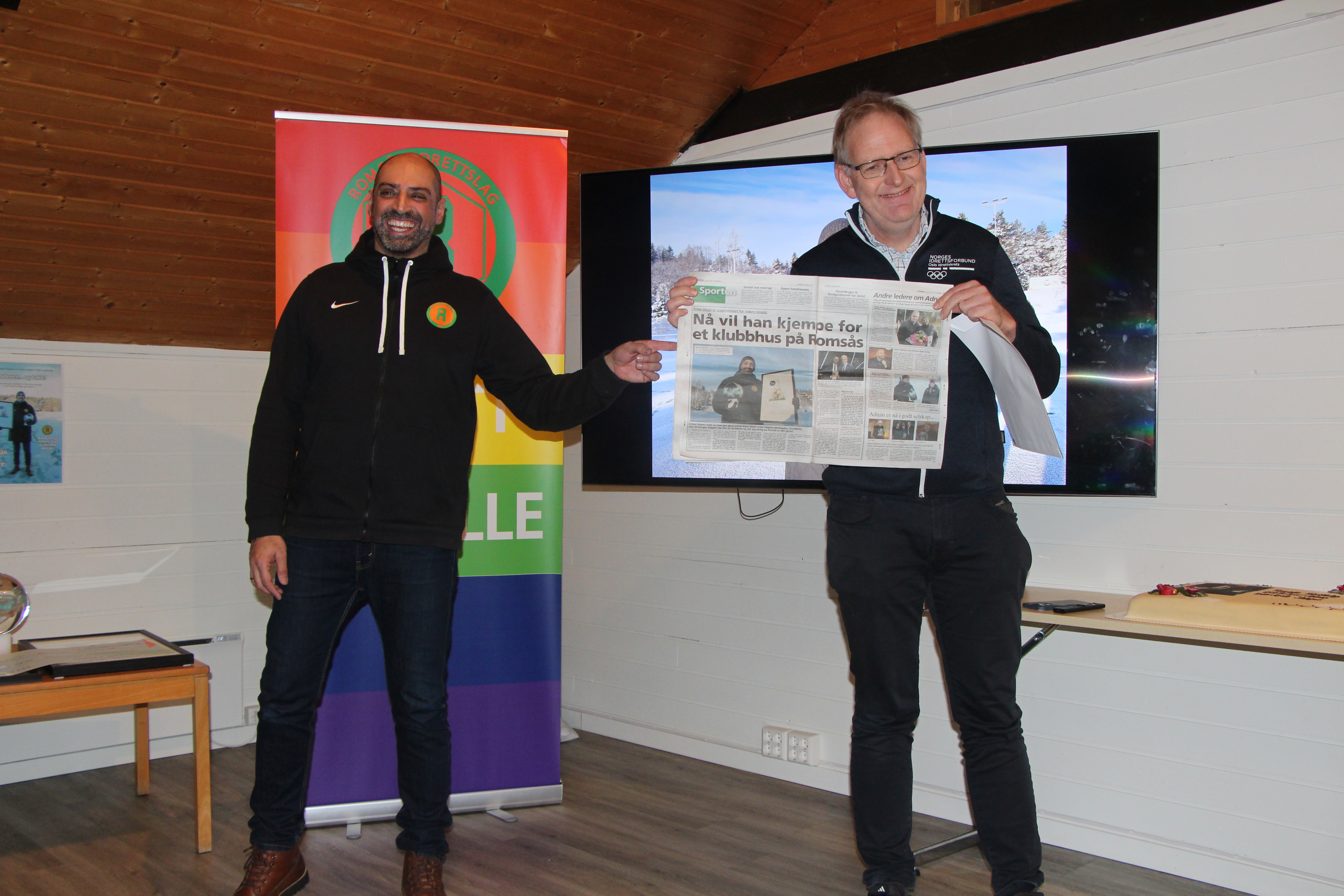 – NÅ KAN ARBEIDET BEGYNNE: Generalsekretær Magne Brekke i Oslo Idrettskrets hadde med seg 300.000 kroner øremerket nytt klubbhus på Romsås. 