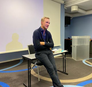 LINDERUD: Tormod Heier holdt et engasjerende og lærerikt foredrag om moderne krigføring hos Groruddalen Rotary klubb (Foto: Kjartan Eide).