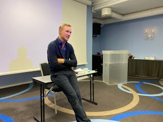 LINDERUD: Tormod Heier holdt et engasjerende og lærerikt foredrag om moderne krigføring hos Groruddalen Rotary klubb (Foto: Kjartan Eide).