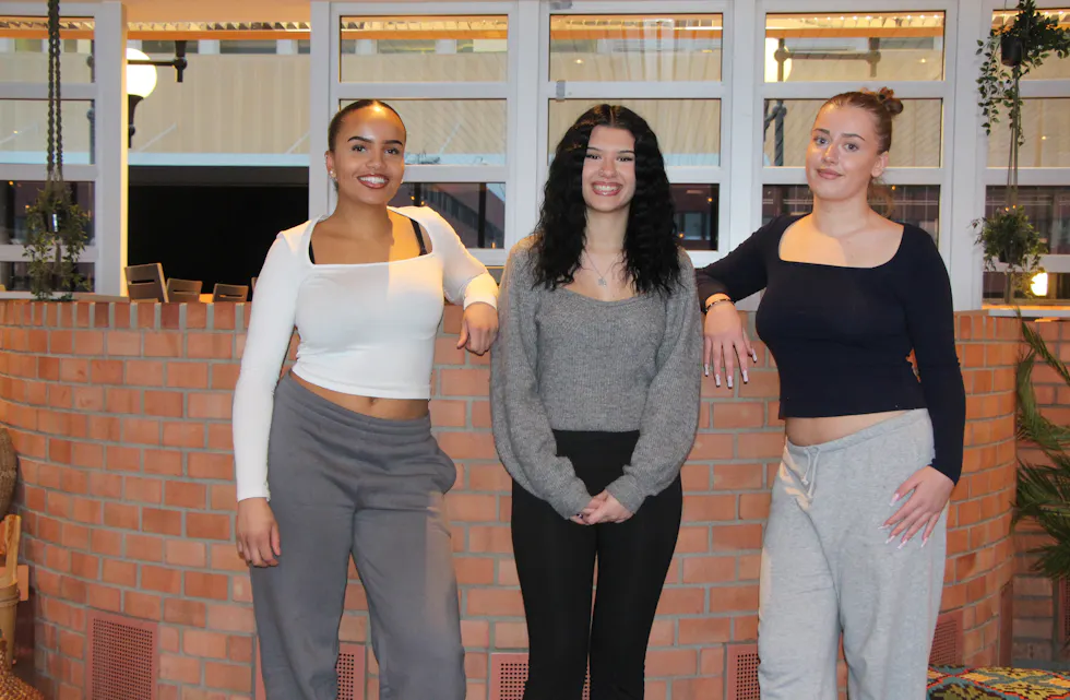RETTET MOT ELDRE: Jentene i Unge Hjerter lager aktiviteter og hjelper til med tjenester for eldre mennesker. Til avisa sier trioen at de eldre gjerne kan komme med forslag til aktiviteter. Her med Melanie Silva Morsis (f.v), Rafaela Seto og Eleni Kalantzi.