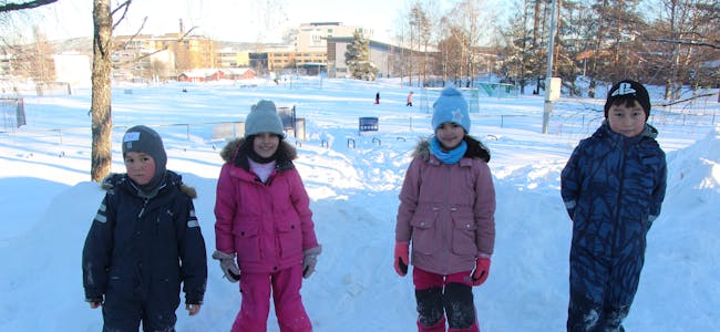 GLADE BARN: (f.v), Sawiz 7, Raima 7, Lina 7 og Yosef 7 har hatt en kjempefin dag på skolen, og gleder seg til neste skidag.  