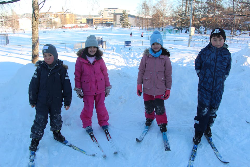 GLADE BARN: (f.v), Sawiz 7, Raima 7, Lina 7 og Yosef 7 har hatt en kjempefin dag på skolen, og gleder seg til neste skidag.  