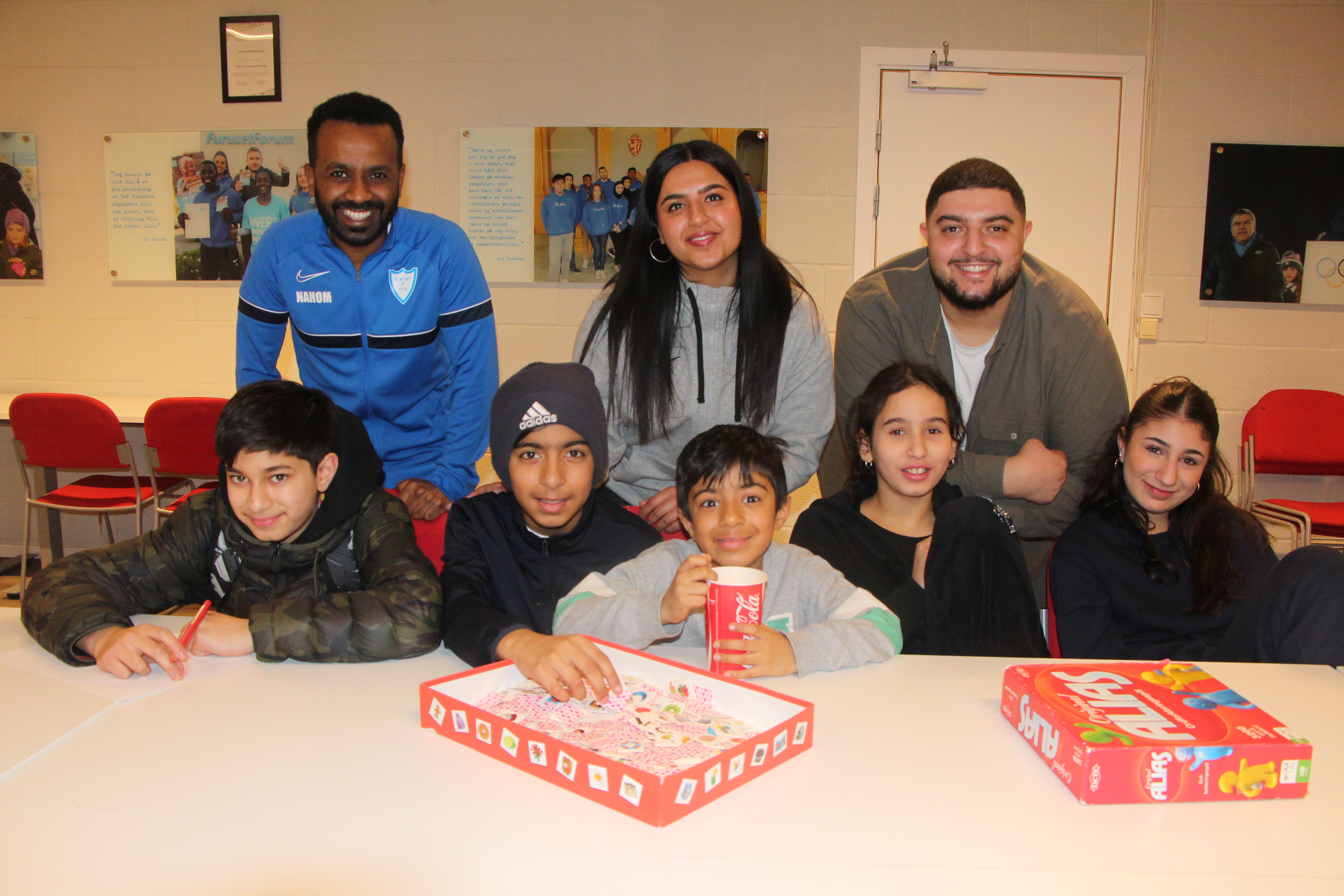FERIE PÅ FURUSET: Som vanlig er det massevis av aktivitet på Furuset i ferien. Her med Nahom Jonas, Tosheeba Rasool, Monsef Benali, Isa, Khalifa, Yara og Aylin.