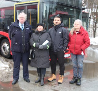KREVER OPPRYDDING: Rødts bystyrepolitikere besøkte Unibuss på Alnabru mandag. De er enige med bussjåførene at anbudsløsningen ikke har fungert godt nok. Her fra venstre: Frode Eriksen i Unibuss, Mari Rise Knutsen (R), Siavash Mobasheri (R) og Marit Sauge i Unibuss.