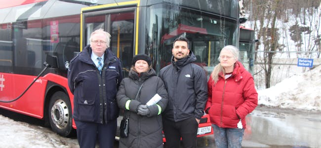 KREVER OPPRYDDING: Rødts bystyrepolitikere besøkte Unibuss på Alnabru mandag. De er enige med bussjåførene at anbudsløsningen ikke har fungert godt nok. Her fra venstre: Frode Eriksen i Unibuss, Mari Rise Knutsen (R), Siavash Mobasheri (R) og Marit Sauge i Unibuss.