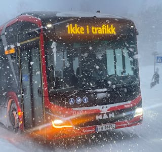 KJENT SKUE: Busser som ikke er i trafikk har preget januartrafikken.