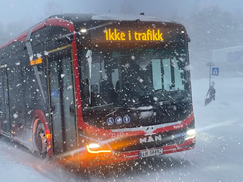 KJENT SKUE: Busser som ikke er i trafikk har preget januartrafikken.