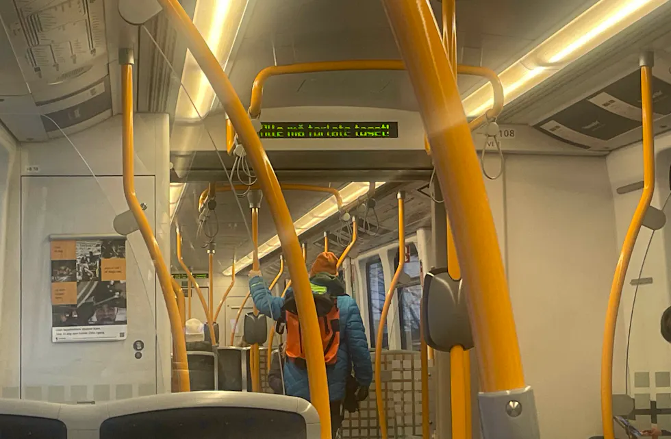 ALLE MÅ UT: På Veitvet måtte passasjerer i retning Vestli ut av t-banen og finne en buss mandag morgen.