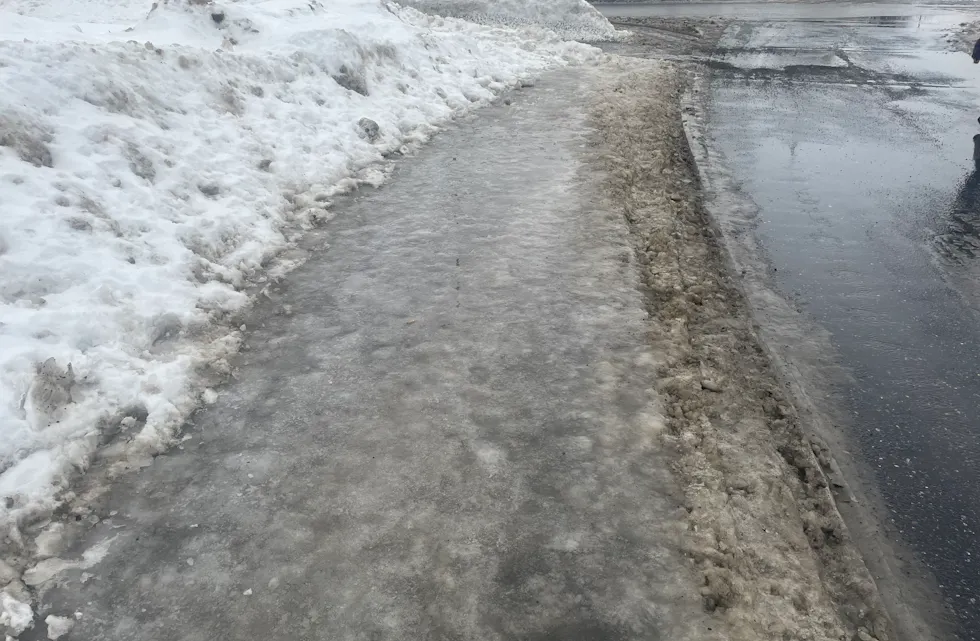 HÅLKEFØRE: Det er speilblank is på mange av fortauene mandag.