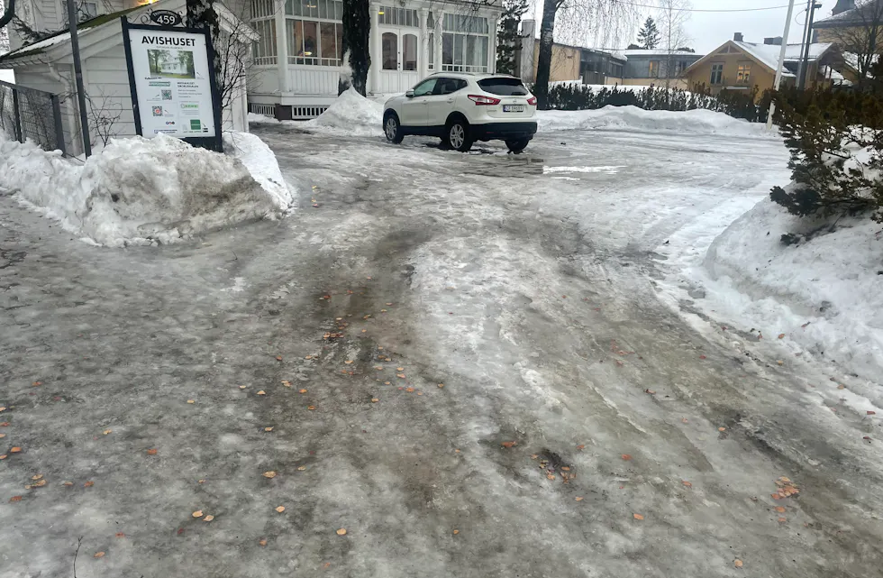 OGSÅ PÅ KONTORET: Adkomsten til avishuset på Grorud var også av den glatte og våte varianten mandag.