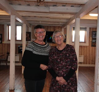 FØRSTE UTSTILLING: Venninnene Rutt Austveg (62)(t.v) og Anne Haugen (70) inviterer til deres første kunstutstilling på Årvoll gård. 