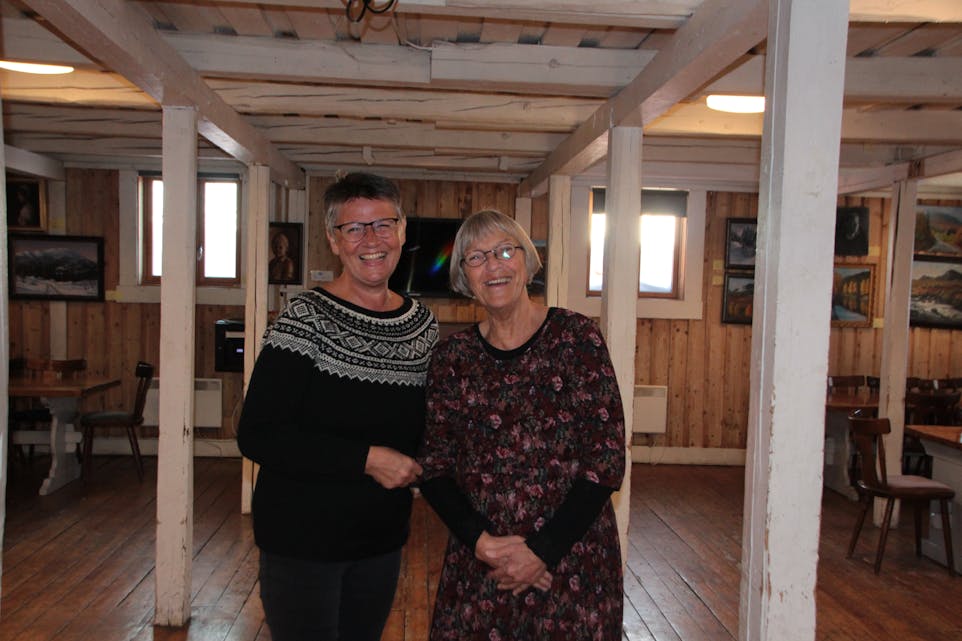 FØRSTE UTSTILLING: Venninnene Rutt Austveg (62)(t.v) og Anne Haugen (70) inviterer til deres første kunstutstilling på Årvoll gård. 