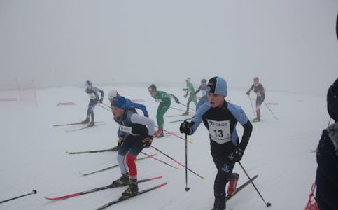 I FARTA: Barna padler og staker seg opp bakken i tåke under Oslo Skifestival i Holmenkollen sist helg.