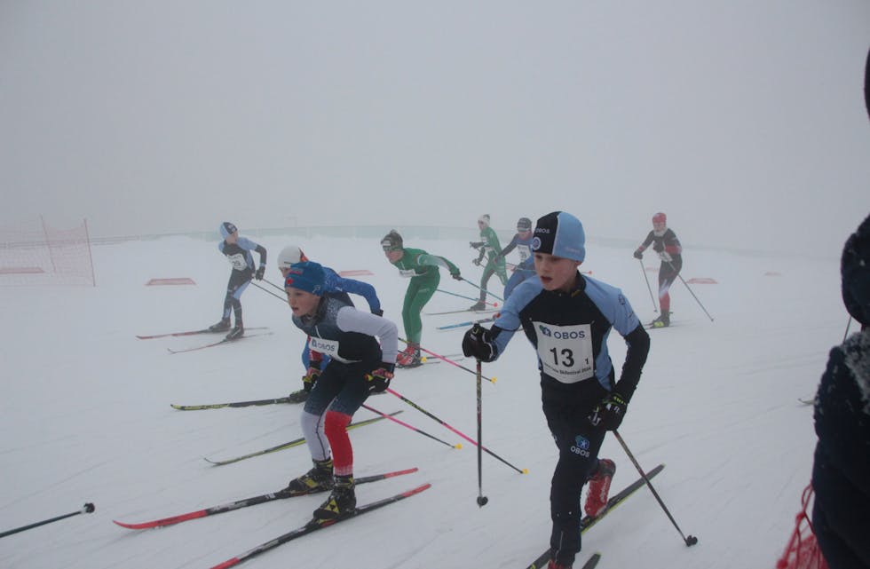 I FARTA: Barna padler og staker seg opp bakken i tåke under Oslo Skifestival i Holmenkollen sist helg.