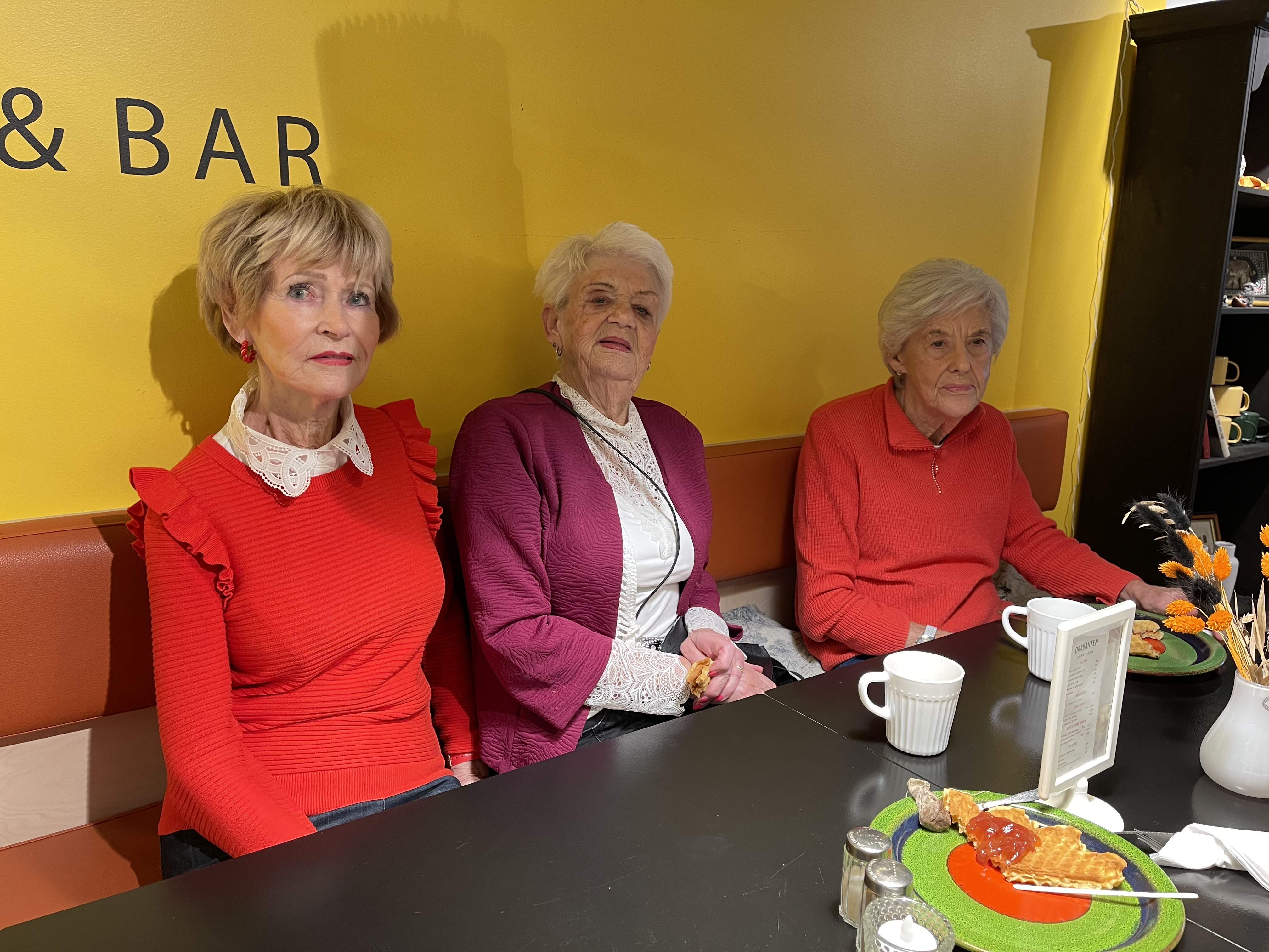 SOSIALT: Åse Jeppestøl (t.v), Ester Baumann og venninnen deres drikker kaffe og spiser vafler etter dagens korøving. 