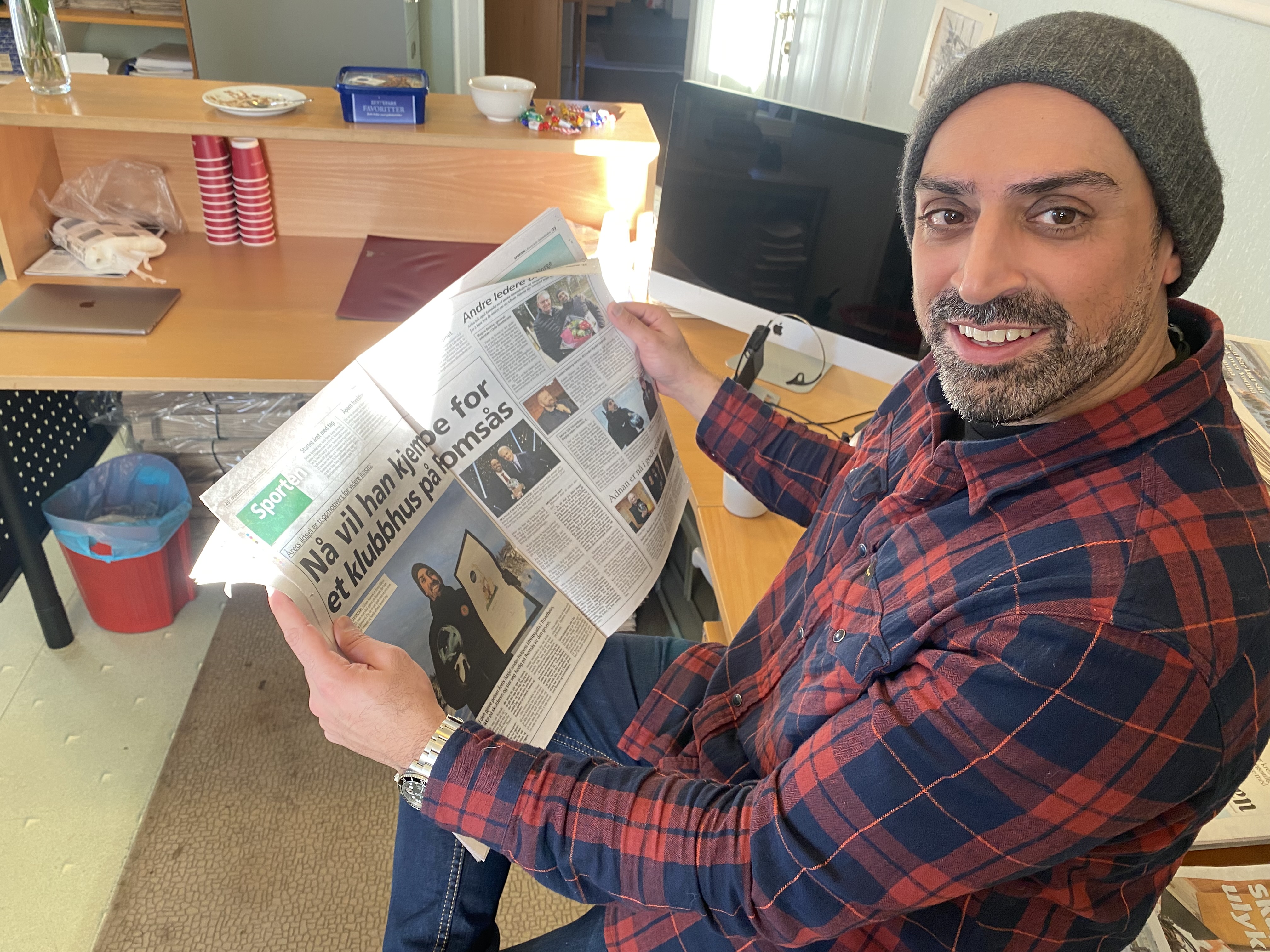 PÅ BESØK: Adnan Naeem ble servert kake da han besøkte avishuset på Grorud. 