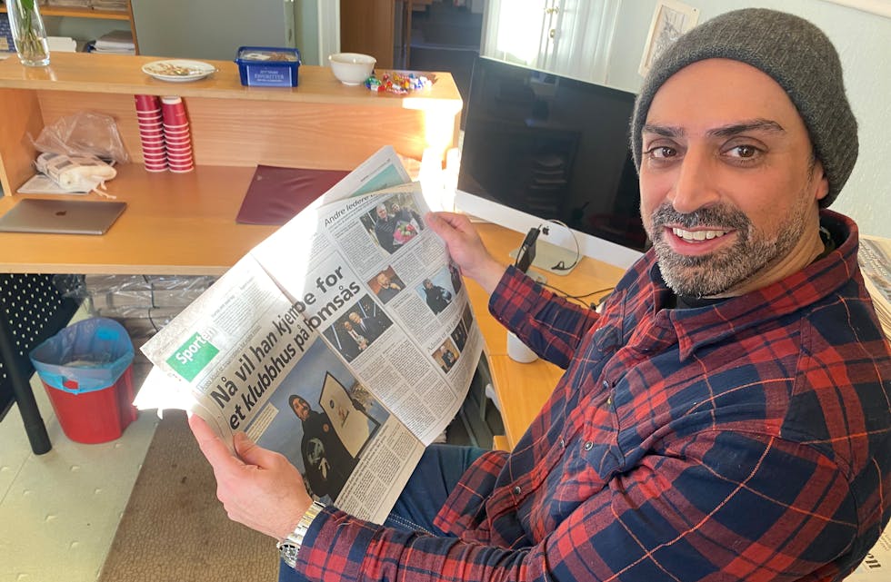 PÅ BESØK: Adnan Naeem ble servert kake da han besøkte avishuset på Grorud.