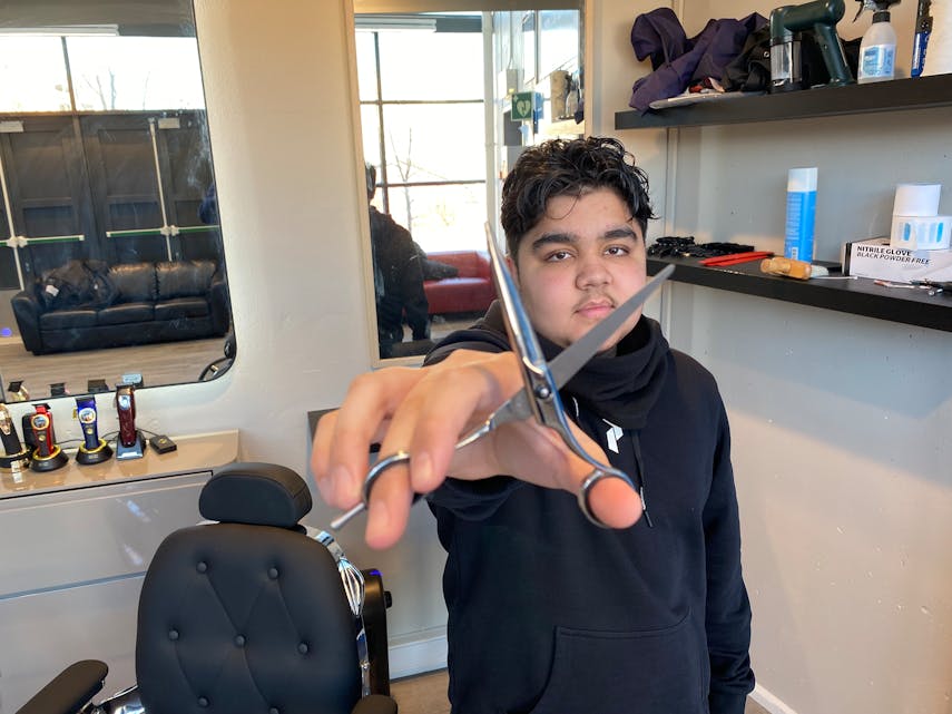 NY FRISØR PÅ FURUSET: Furuset IF har startet en frisørsalong i Furuset Forum der 17 år gamle Aryaan Hassan Tariq er ansatt.