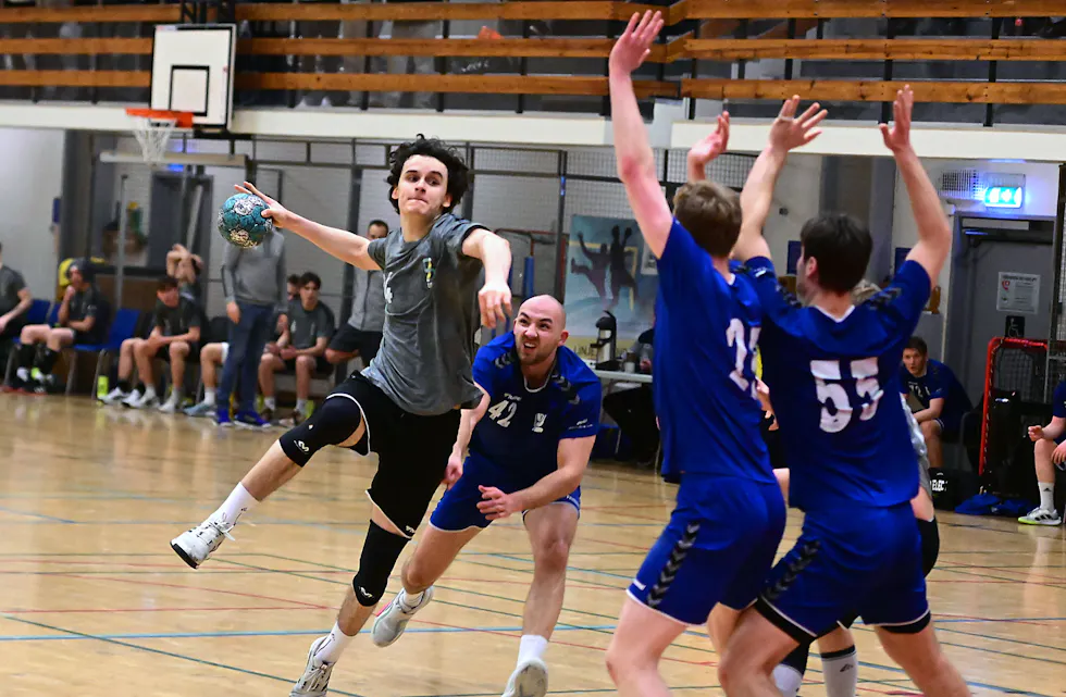 NÅ MÅ DET KOMME: Isak Fajfric og Linje 5 har fått en vanskelig start på året, men i kommende kamper venter overkommelig motstand (Foto: Bjørn Moe).